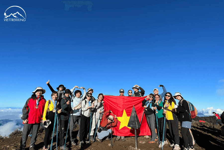 Tại Việt Nam, ngày càng nhiều bạn trẻ quan tâm đến các chuyến du lịch ngắn ngày vào cuối tuần để khám phá thiên nhiên và hệ sinh thái.