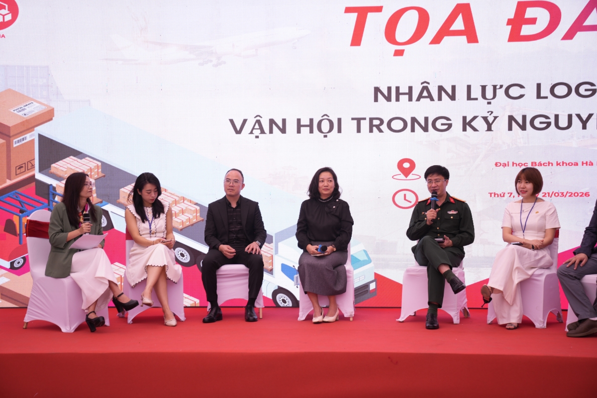 Bà Nguyễn Thị Phương (thứ tư từ trái sang) – Đại diện J&T Express Việt Nam tham gia buổi toạ đàm nằm trong khuôn khổ chương trình ở điểm cầu Hà Nội.